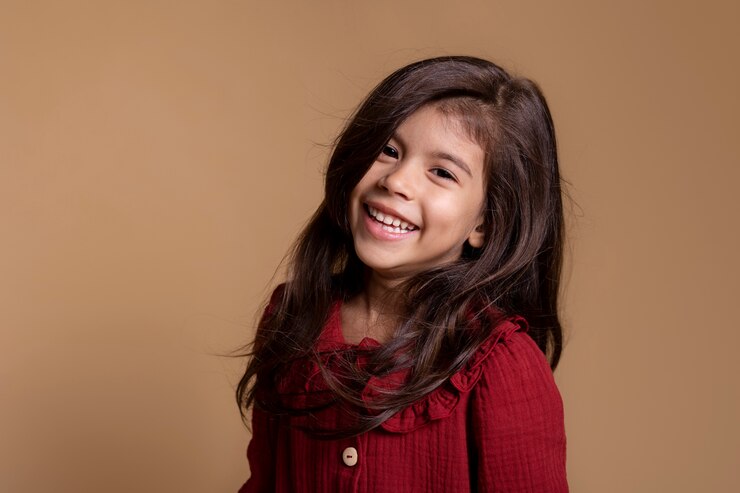 Foto gratuito retrato sonriente de niña asiática