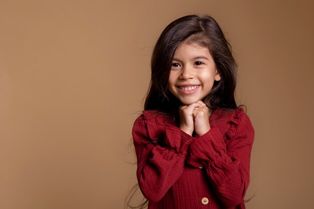 Retrato sonriente de niña asiática