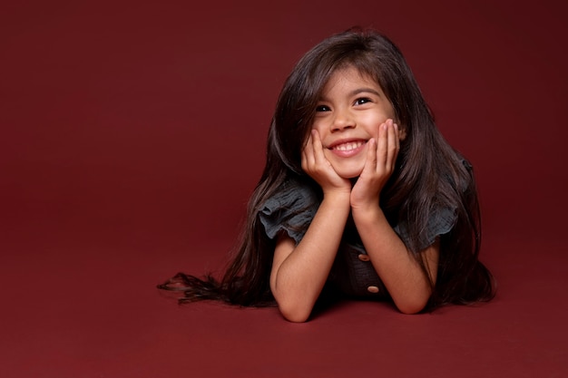 Retrato sonriente de niña asiática