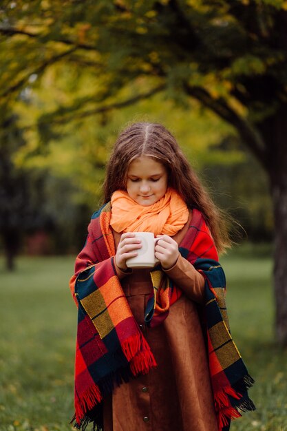 Retrato, de, un, sonriente, niña joven