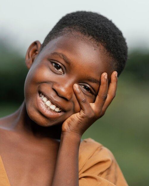 Retrato, sonriente, niño africano