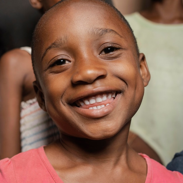 Retrato, sonriente, niño joven