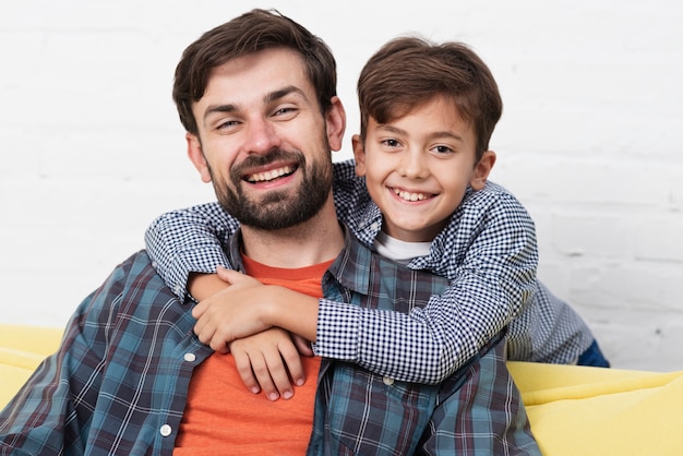 Foto gratuita retrato de sonriente padre e hijo