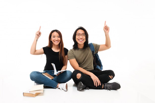 Retrato de una sonriente pareja alegre estudiantes asiáticos
