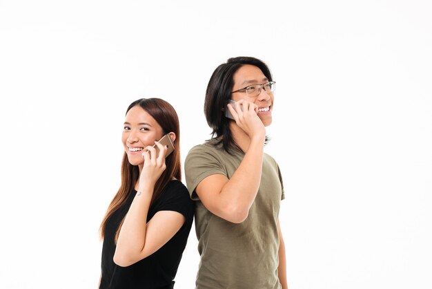 Retrato de una sonriente pareja asiática feliz hablando