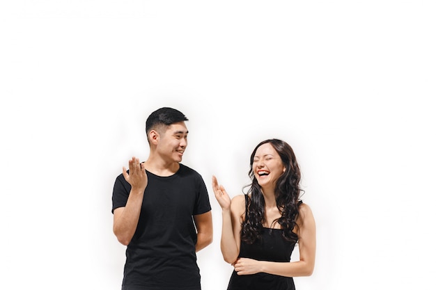 Foto gratuita retrato de la sonriente pareja coreana aislado en blanco