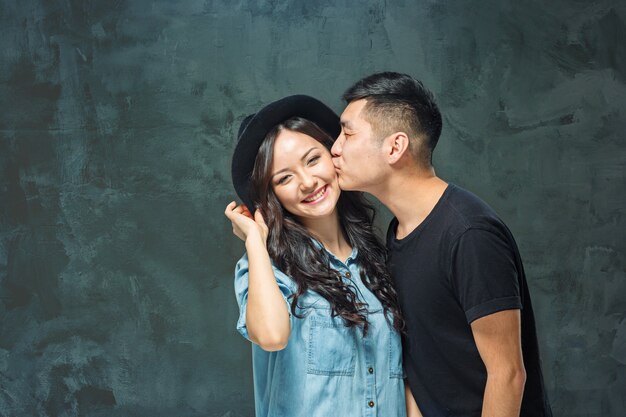 Retrato, de, sonriente, pareja coreana, en, un, gris