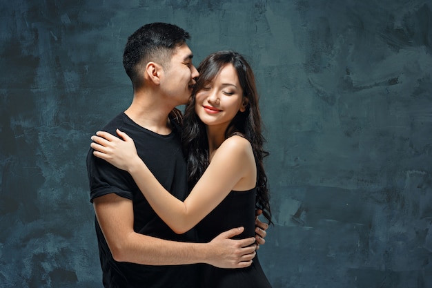 Retrato de la sonriente pareja coreana