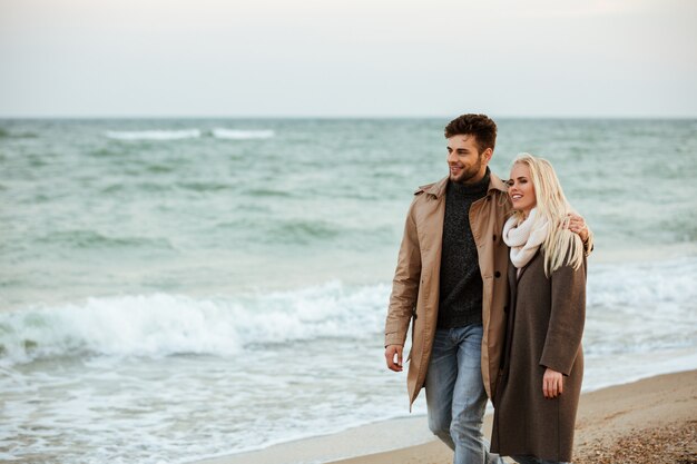 Retrato de una sonriente pareja de enamorados abrazándose