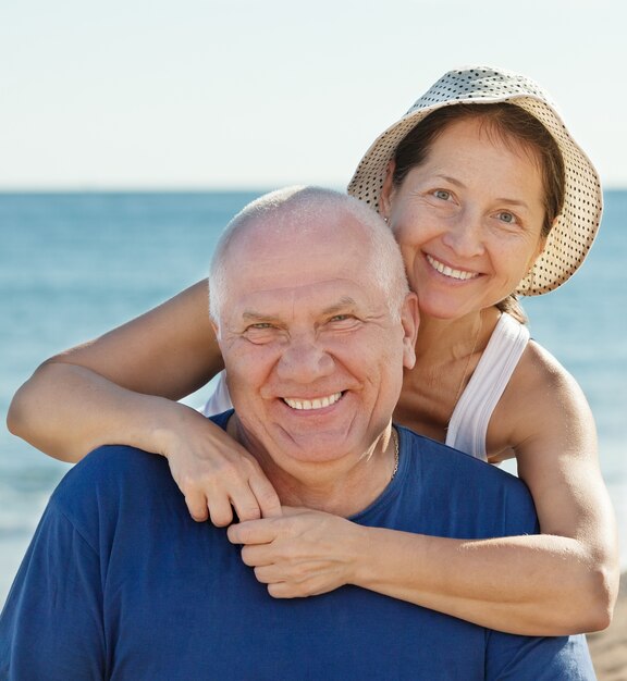 Retrato de sonriente pareja madura