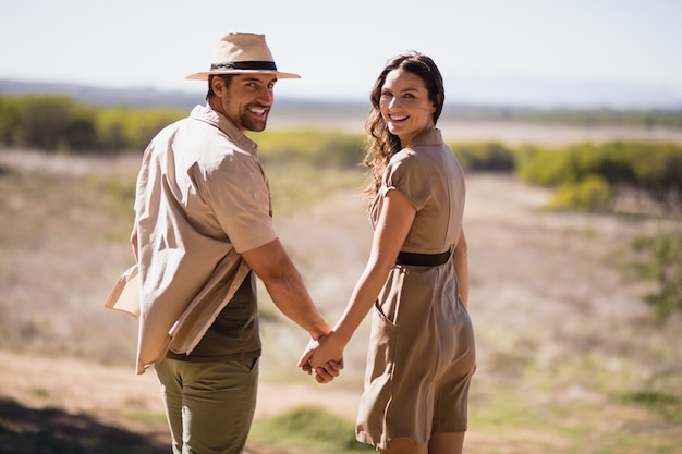 Retrato, de, sonriente, pareja que sujeta manos