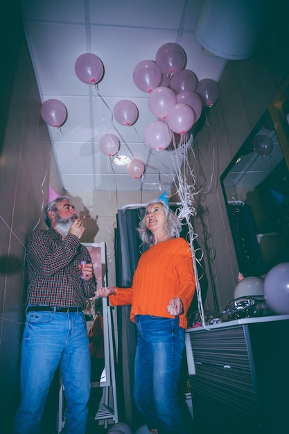 Foto gratuita retrato sonriente de pareja senior celebrando la fiesta de cumpleaños