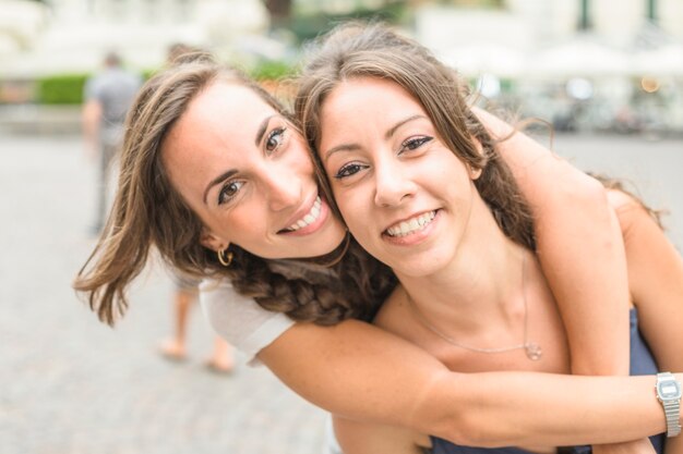 Retrato de sonrientes jóvenes amigas