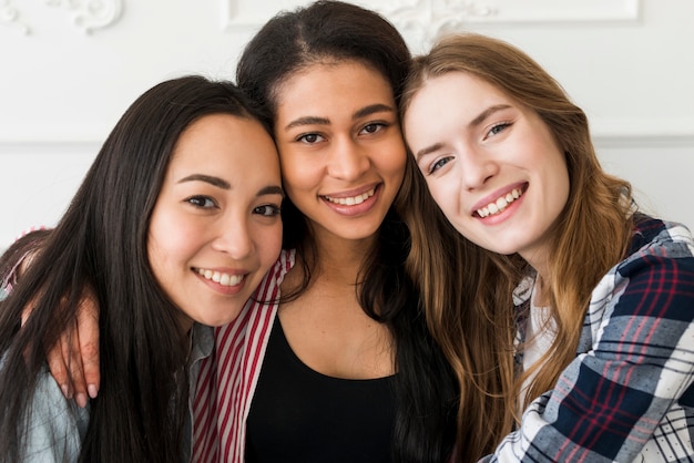 Retrato de sonrientes novias jóvenes multiétnicas