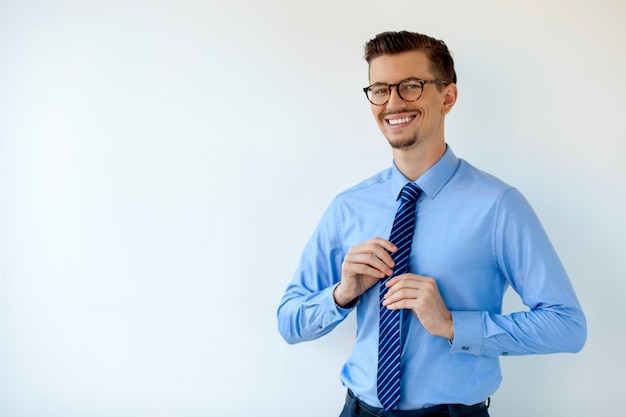 Foto gratuita retrato de la sonrisa joven empresario en gafas