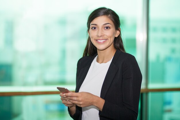 Retrato de la sonrisa de negocios con el teléfono móvil