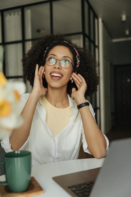 Foto gratuita retrato sonrisa negra mujer escuchar música en casa