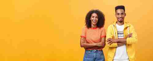 Foto gratuita retrato de una sorprendida mujer afroamericana sarcástica con peinado afro de pie con un lindo