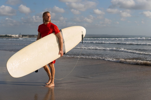 Foto gratuita retrato de surfista. bali