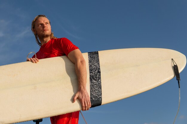 Retrato de surfista. bali