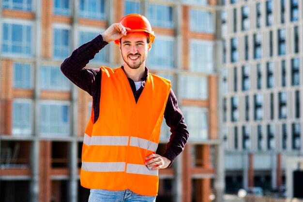 Retrato del tiro medio del arquitecto sonriente que mira la cámara