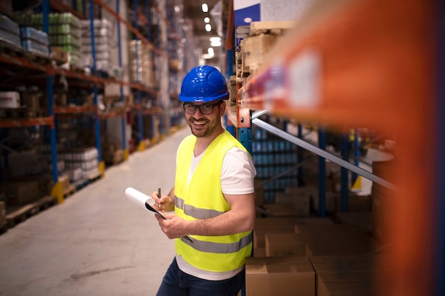 Retrato de trabajador de almacén sonriente sonriendo y mirando al frente