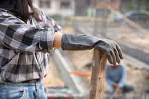 Foto gratuita retrato de trabajador de la construcción en obra