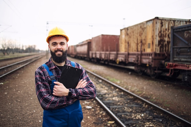 Retrato de trabajador del ferrocarril despachando contenedores