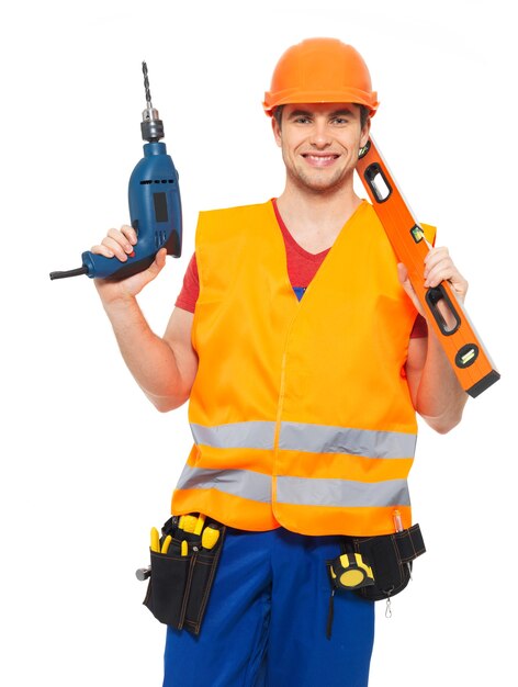 Retrato de trabajador manual sonriente con herramientas aisladas en blanco