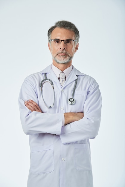 Foto gratuita retrato de trabajador médico profesional posando para una foto con los brazos cruzados