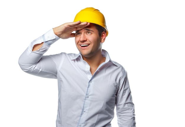 Retrato de un trabajador positivo con casco seguro amarillo aislado en un fondo blanco.