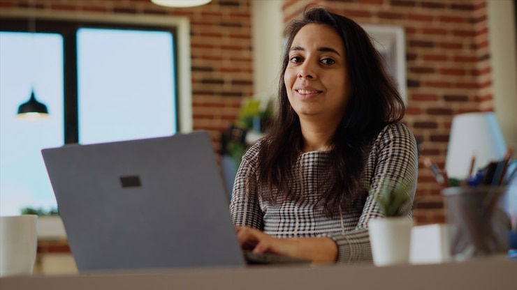 Foto gratuito retrato de un trabajador remoto ingresando datos en una computadora portátil