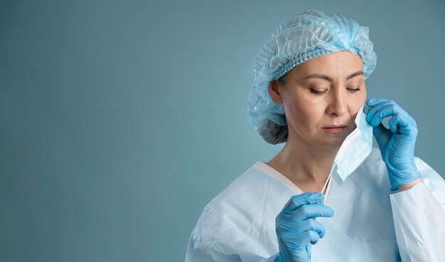 Retrato de trabajador de la salud con espacio de copia