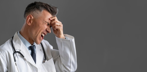 Retrato de trabajador de la salud masculino con espacio de copia