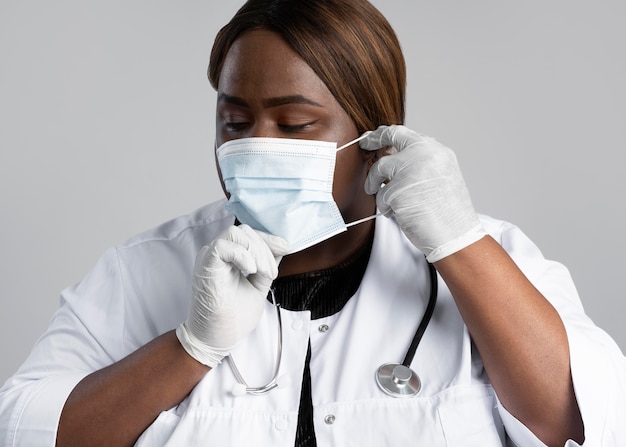 Foto gratuita retrato de trabajadora de salud en equipo especial