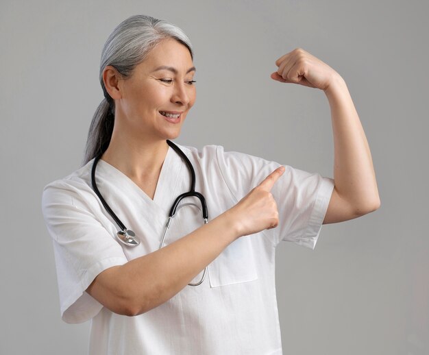 Retrato de trabajadora de salud sonriente