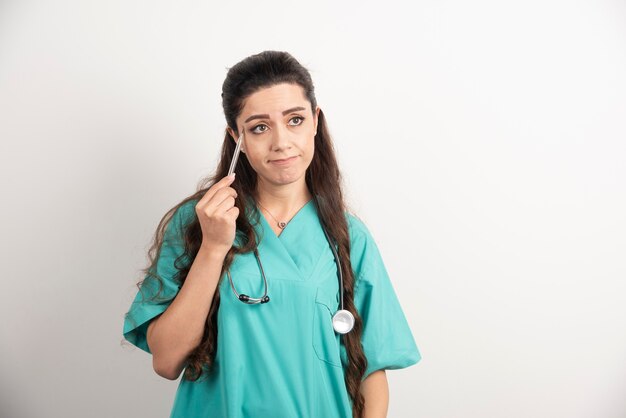 Retrato de trabajadora sanitaria posando con estetoscopio.