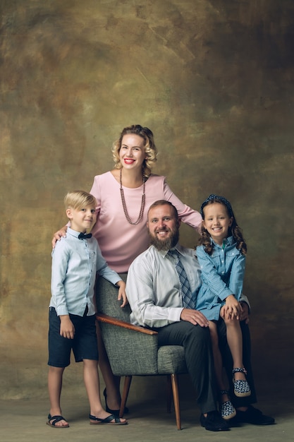 Foto gratuita retrato tradicional de familia feliz, anticuado.