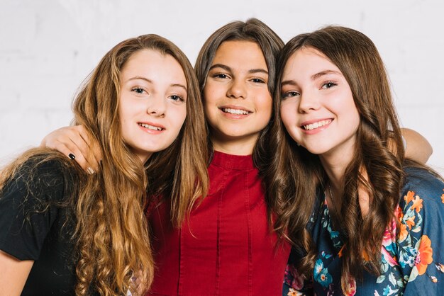 Retrato de tres amigas adolescentes sonrientes