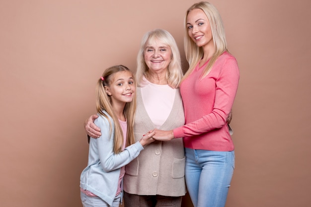 Retrato de tres generaciones de hermosas mujeres felices