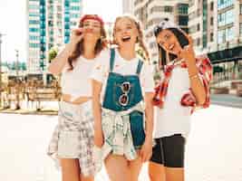 Foto gratuita retrato de tres jóvenes hermosas chicas hipster sonrientes en ropa de moda de verano