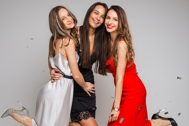 Retrato de tres mujeres atractivas felices