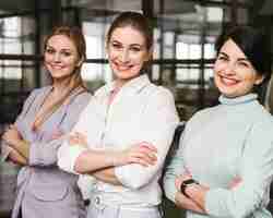 Foto gratuita retrato de tres mujeres empresarias en el interior