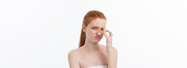 Retrato triste mujer joven seria con expresión facial decepcionada aislado sobre fondo blanco lo