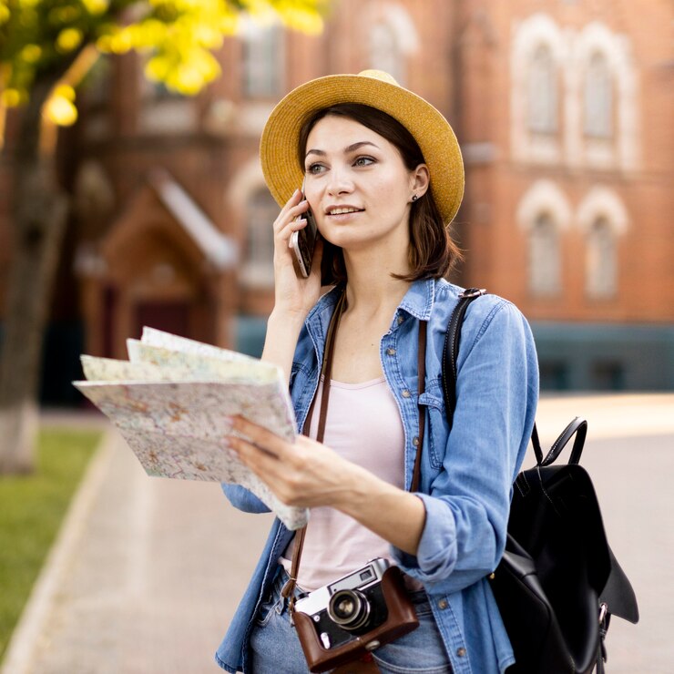 Foto gratuito retrato de turista elegante hablando por teléfono