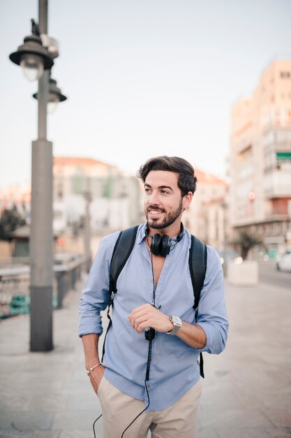 Retrato de un turista macho feliz