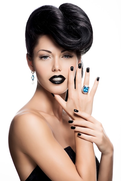 Retrato de uñas, labios y ojos de mujer glamour pintados de color negro