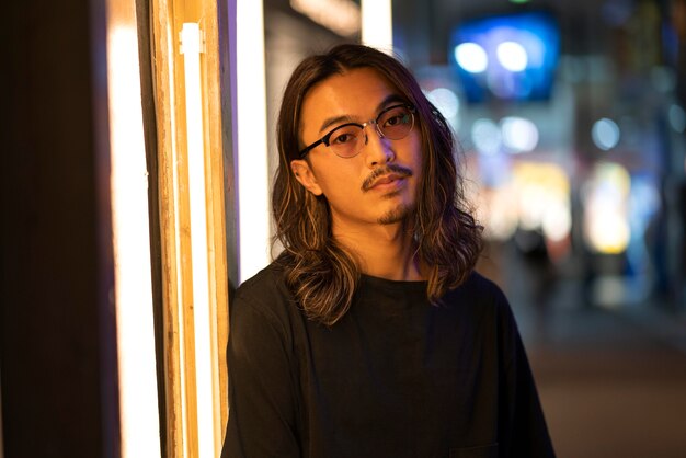 Retrato urbano de joven con cabello largo