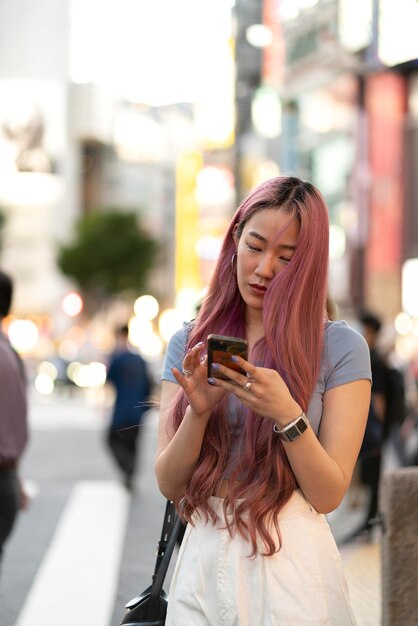 Retrato urbano de mujer joven con cabello rosado