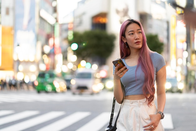 Retrato urbano de mujer joven con cabello rosado